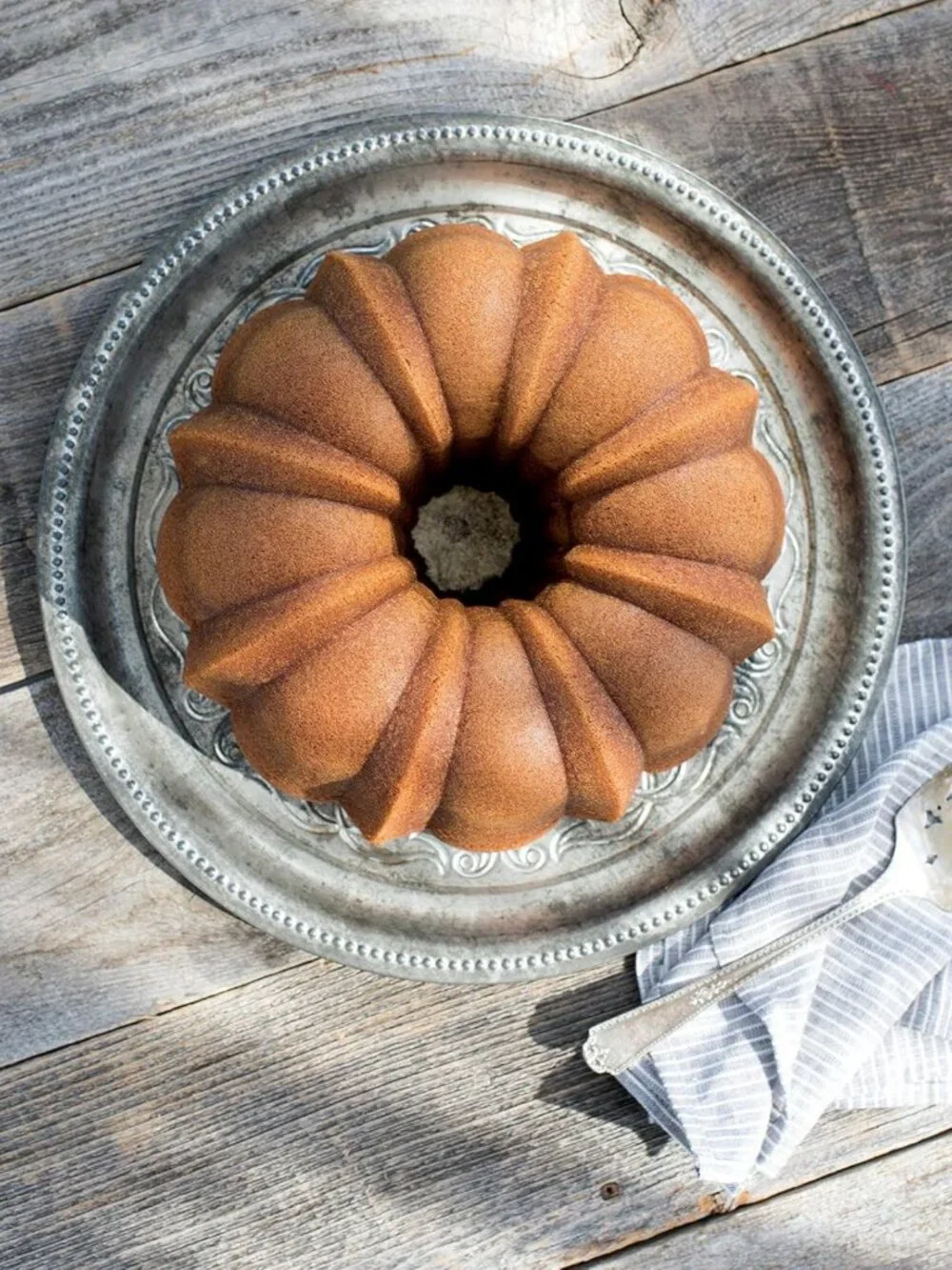 Classic 12-Cup Bundt Pan - Nonstick Bakeware for Perfect Cakes & Desserts